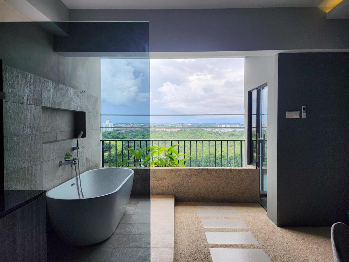 Bayu Marina -- Bathtub, 5 Mins To Mid Valley #2pax By Cowidea * Johor Bahru